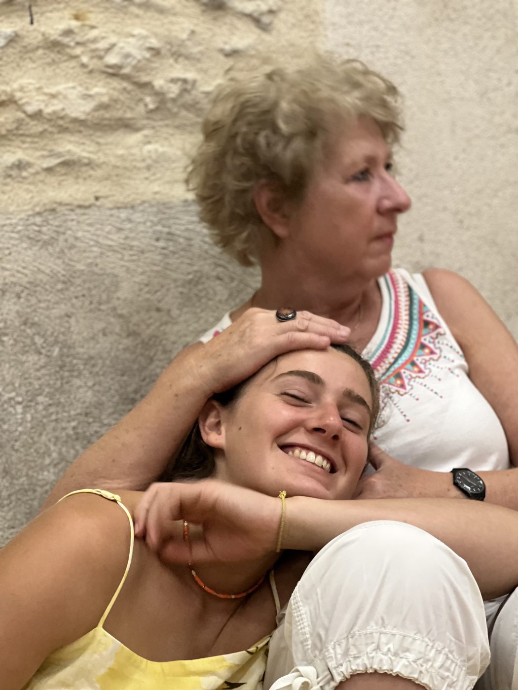 Une main posée délicatement sur le front, un geste de soin et de connexion en Biodanza