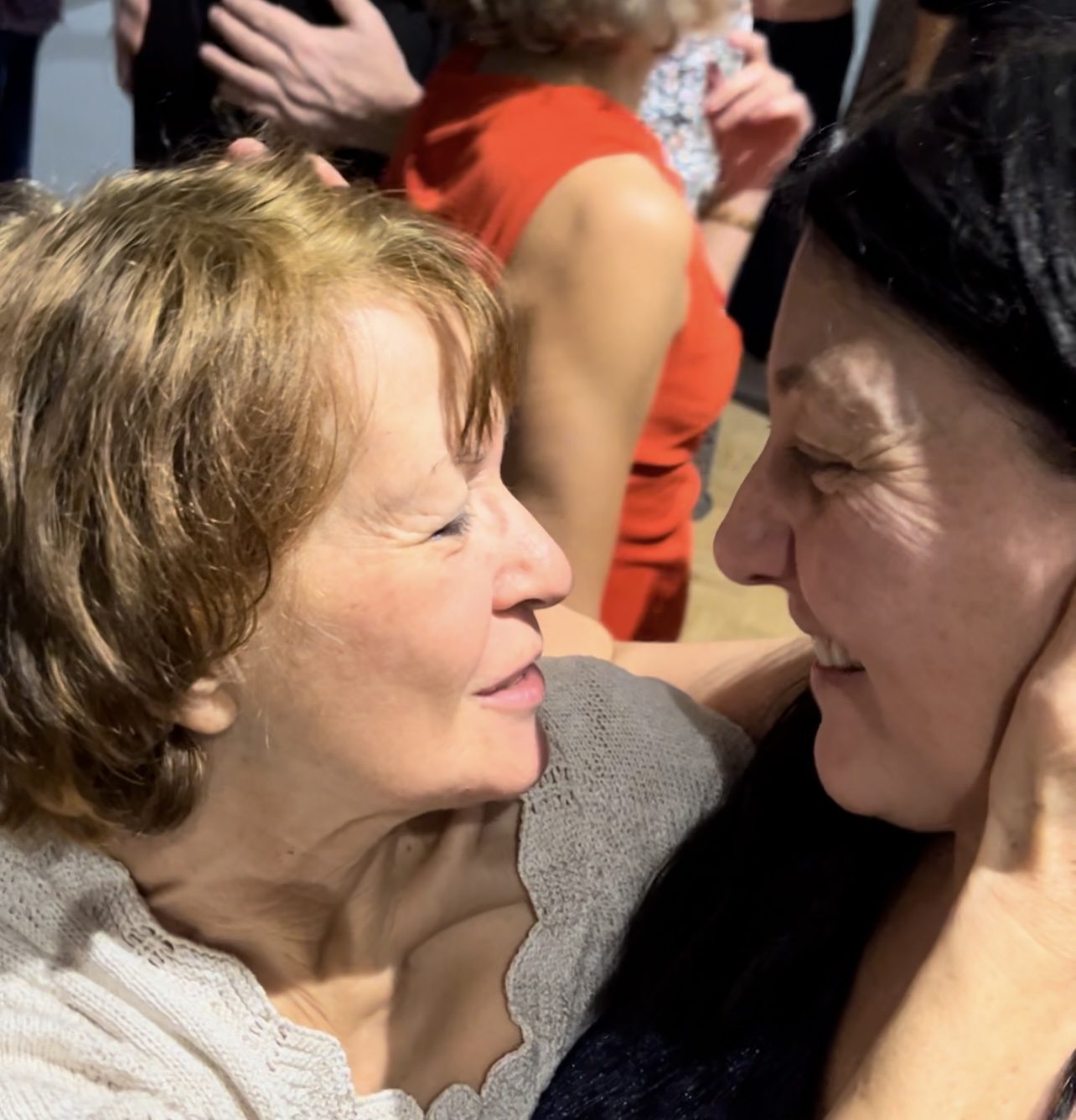 Front contre front, un moment de rencontre des regards en Biodanza