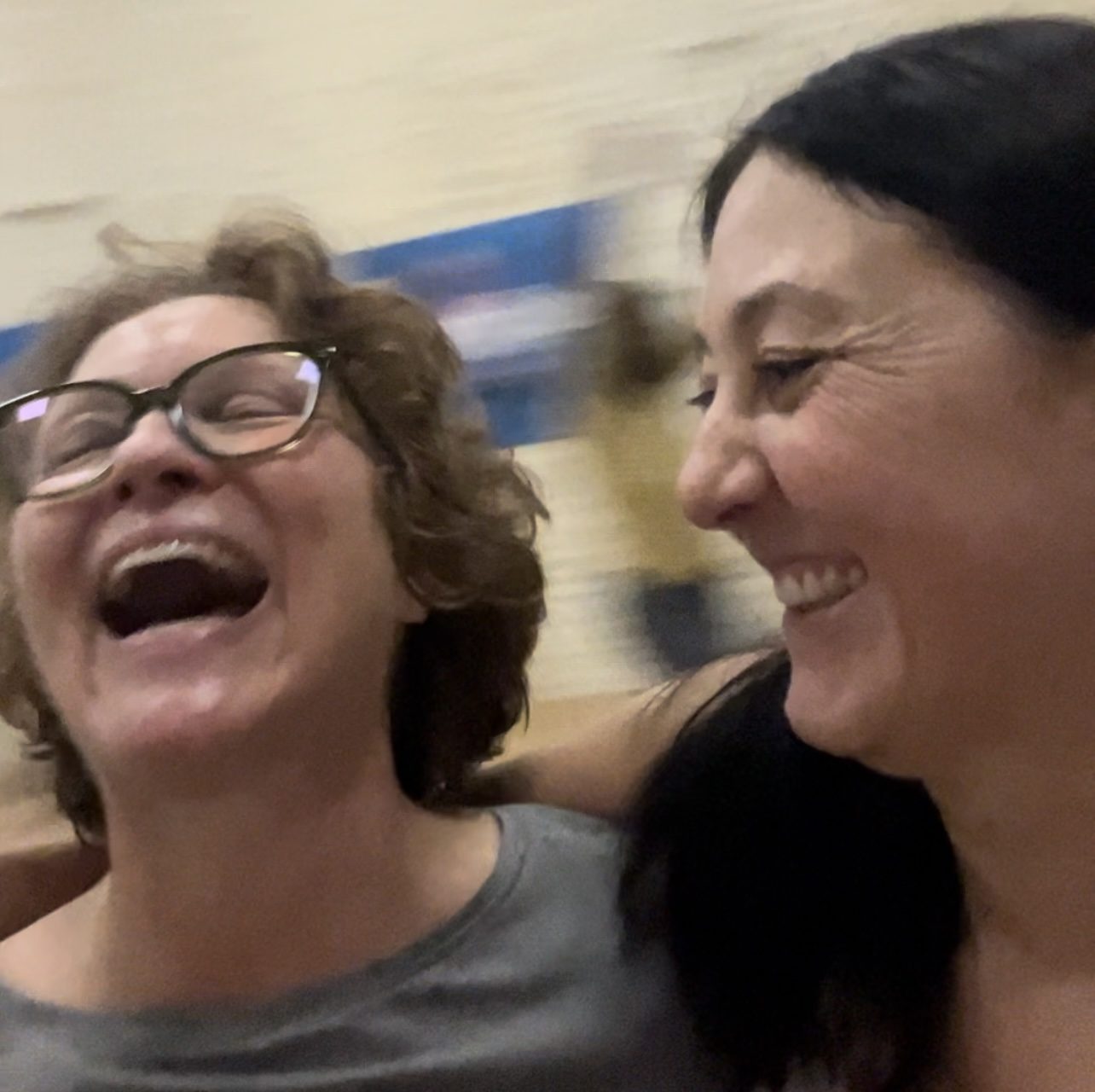 Éclats de rire partagés entre deux participantes lors d'une séance de Biodanza